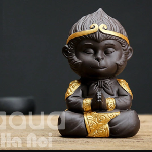 Tượng Tôn Ngộ Không chắp tay vái
